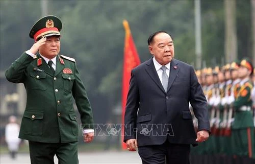 泰国副总理兼国防部部长巴维·翁素万访问越南
