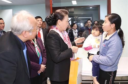 越南国会主席阮氏金银看望中央儿童医院癌症儿童并赠送慰问品
