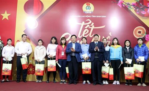 越南政府和国会领导春节前开展走访慰问送温暖活动