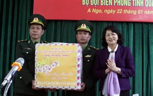 越南国家副主席邓氏玉盛出席广治省“边疆促团结迎新春”活动