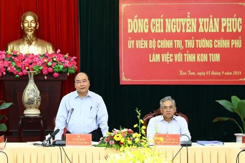 阮春福总理与昆嵩省领导举行工作会议