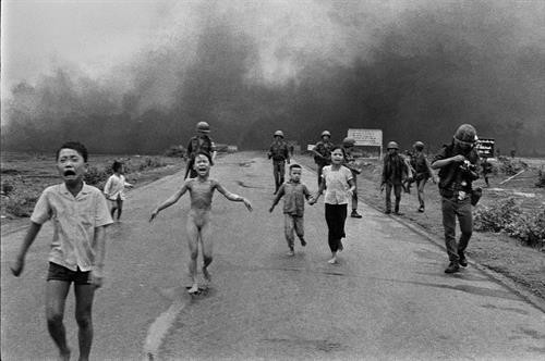《战火中的女孩》获评50年令人印象最深刻的照片