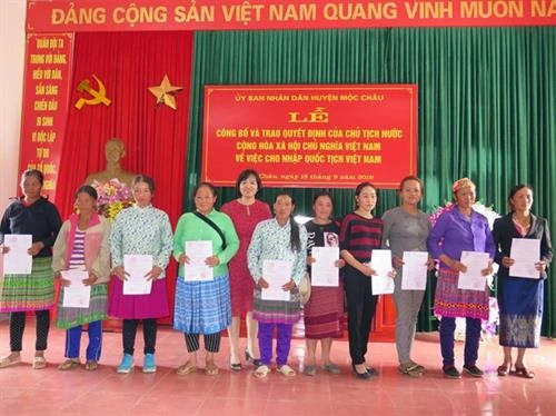 越南山萝省近300名老挝公民入籍越南