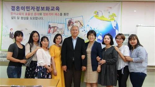 越南驻韩国大使馆看望遭韩国丈夫虐待的越籍女性