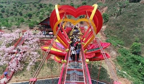 越南首座5D爱情玻璃桥在山罗省建成启用