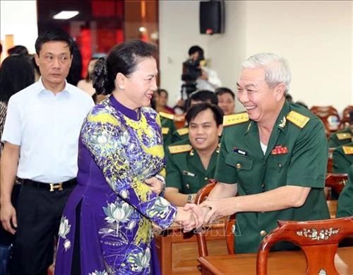 越南国会主席阮氏金银出席芹苴市解放日44周年纪念典礼