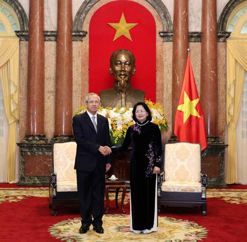 越南国家副主席邓氏玉盛会见泰国最高法院代表团