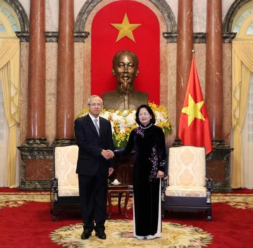 越南国家副主席邓氏玉盛会见泰国最高法院代表团