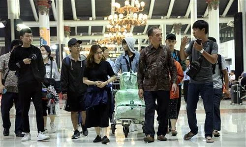 在印尼地震和海啸双重灾害灾区留学的10名越南大学生已离开雅加达启程回国