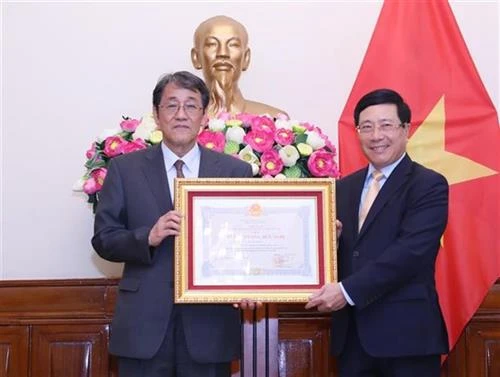 越南政府副总理兼外长范平明向日本驻越大使授予友谊勋章