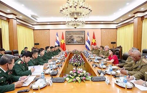 越南人民军高级军事代表团同古巴高级军事代表团举行会谈