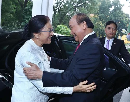 越南政府总理阮春福会见老挝国会主席巴妮 