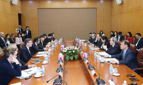 越共中央经济部长阮文平会见美国东盟商务委员会代表团