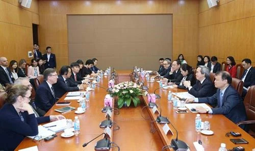 越共中央经济部长阮文平会见美国东盟商务委员会代表团