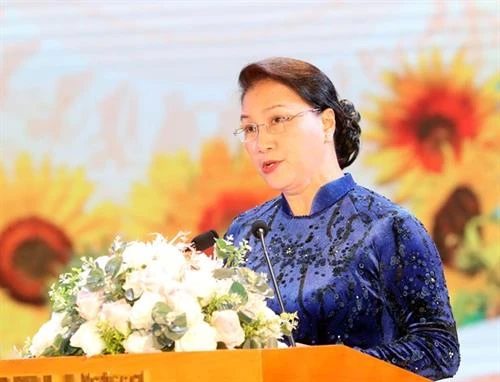 国会主席阮氏金银出席国民经济大学教师节纪念典礼