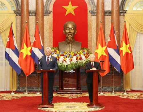 阮富仲总书记与古巴国务委员会主席兼部长会议主席迪亚斯-卡内尔共同会见记者
