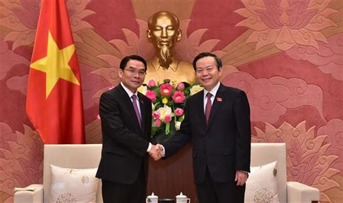 国会副主席冯国显会见老挝国会代表团