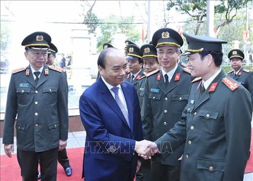 阮春福视察警卫司令部的战备工作