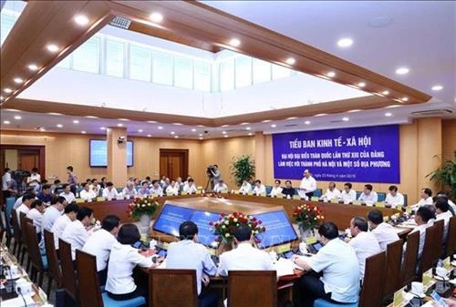 越共十三大经济社会小组与各地领导召开会议