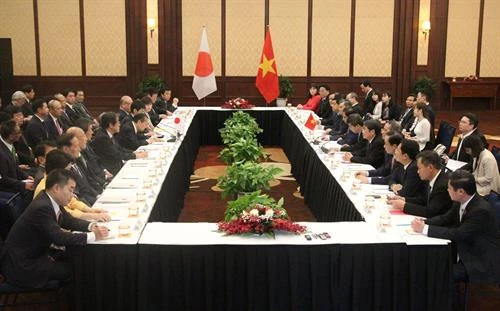 越共中央组织部长范明政会见日本自民党秘书长二阶俊博