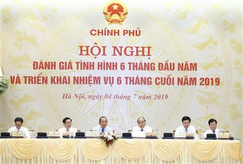 阮春福总理主持政府与各地方视频会议