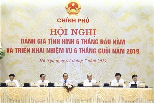 阮春福总理主持政府与各地方视频会议