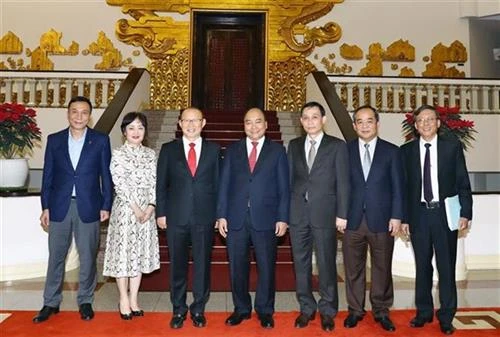 阮春福总理会见越南男足国家队主教练朴恒绪
