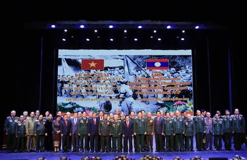 援老越南志愿军和专家传统日70周年纪念活动在万象隆重举行