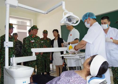 越中军队开展边境联合义诊活动