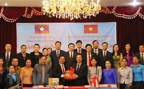 越南国家事实政治出版社向老挝赠送书籍