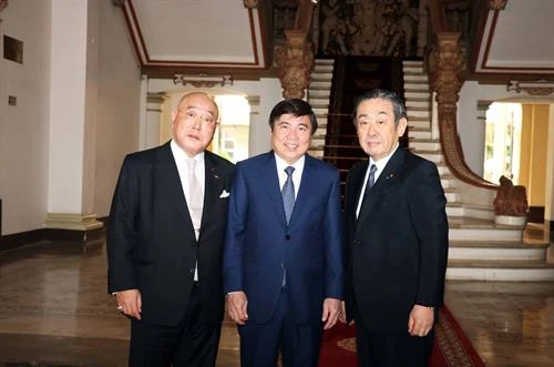 胡志明市领导会见日本政府政治顾问饭岛勋 