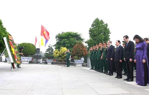 胡志明市领导向各位英雄烈士上香