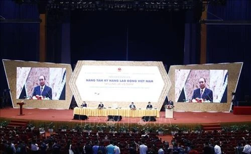 越南政府总理阮春福出席“增强越南劳动技能”国家论坛