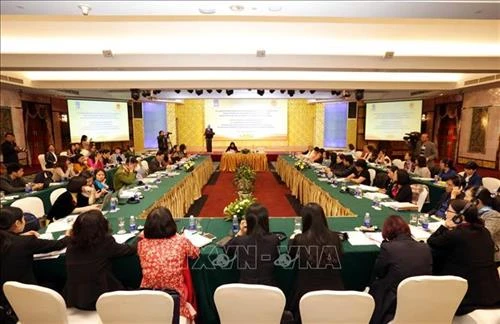 着力改善民生 提高公共服务水平 鼓励妇女积极参与劳务市场