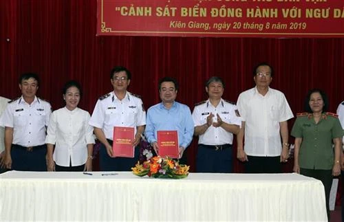 越南海警同坚江省渔民同行