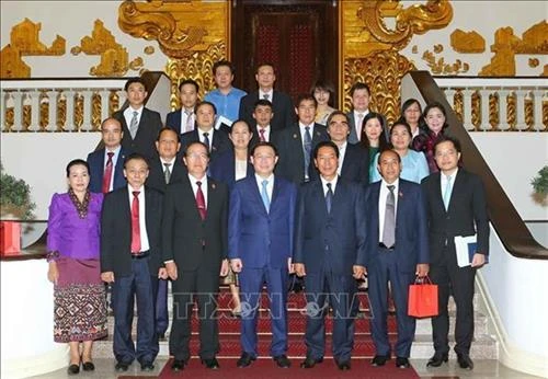 越南政府副总理王廷惠会见老挝国会副主席本邦