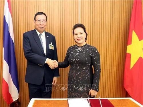 越南国会主席阮氏金银会见泰国国会上议院议长蓬佩