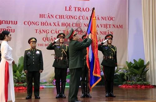 越南党和国家向老挝人民军集体和个人授予勋章