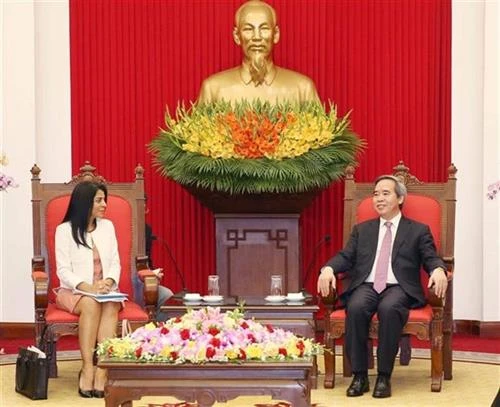 越共中央经济部部长阮文平会见国际货币基金组织代表团