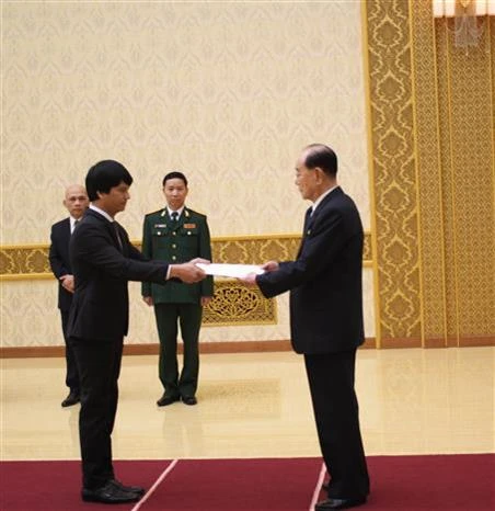 朝鲜最高人民会议常任委员会委员长金永南接受越南驻朝鲜大使黎伯荣递交国书