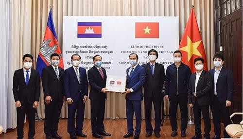 新冠肺炎疫情：对柬埔寨人民捐赠许多防疫医疗物资医疗物资