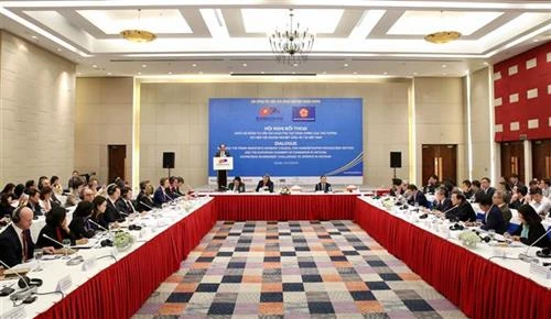 越南政府与越南欧洲商会代表进行对话