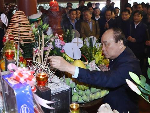 阮春福等党和国家领导前往胡志明主席祠堂上香