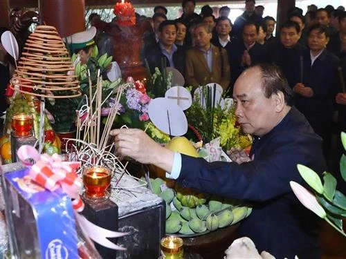 阮春福等党和国家领导前往胡志明主席祠堂上香