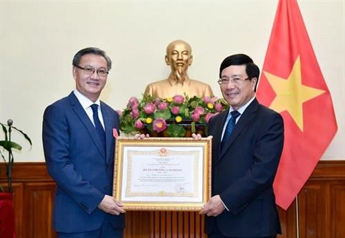 越南政府副总理兼外交部长范平明向老挝驻越大使颁发越南一级劳动勋章