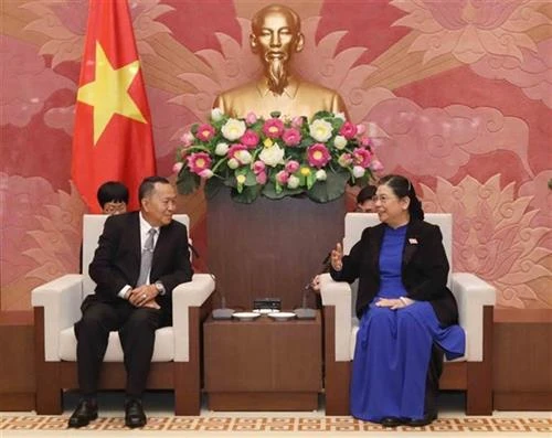 国会副主席丛氏放会见老挝巴特寮通讯社代表团