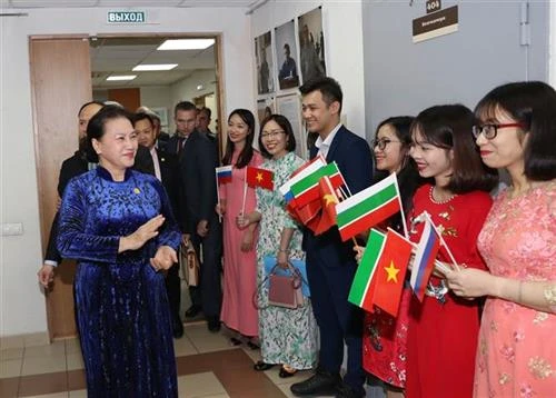 越南国会主席阮氏金银看望旅居俄罗斯鞑靼斯坦共和国越南人代表