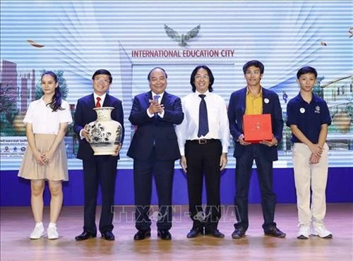 阮春福总理参观广义省国际教育城