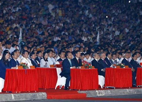 阮春福出席广义省重设30周年庆典