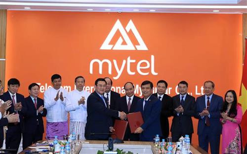 阮春福总理参观在缅的越南重点投资项目